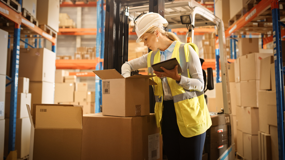 In,Warehouse,Female,Manager,Wearing,Hardhat,Standing,Beside,Forklift,Uses 検品業務への画像認識AI活用